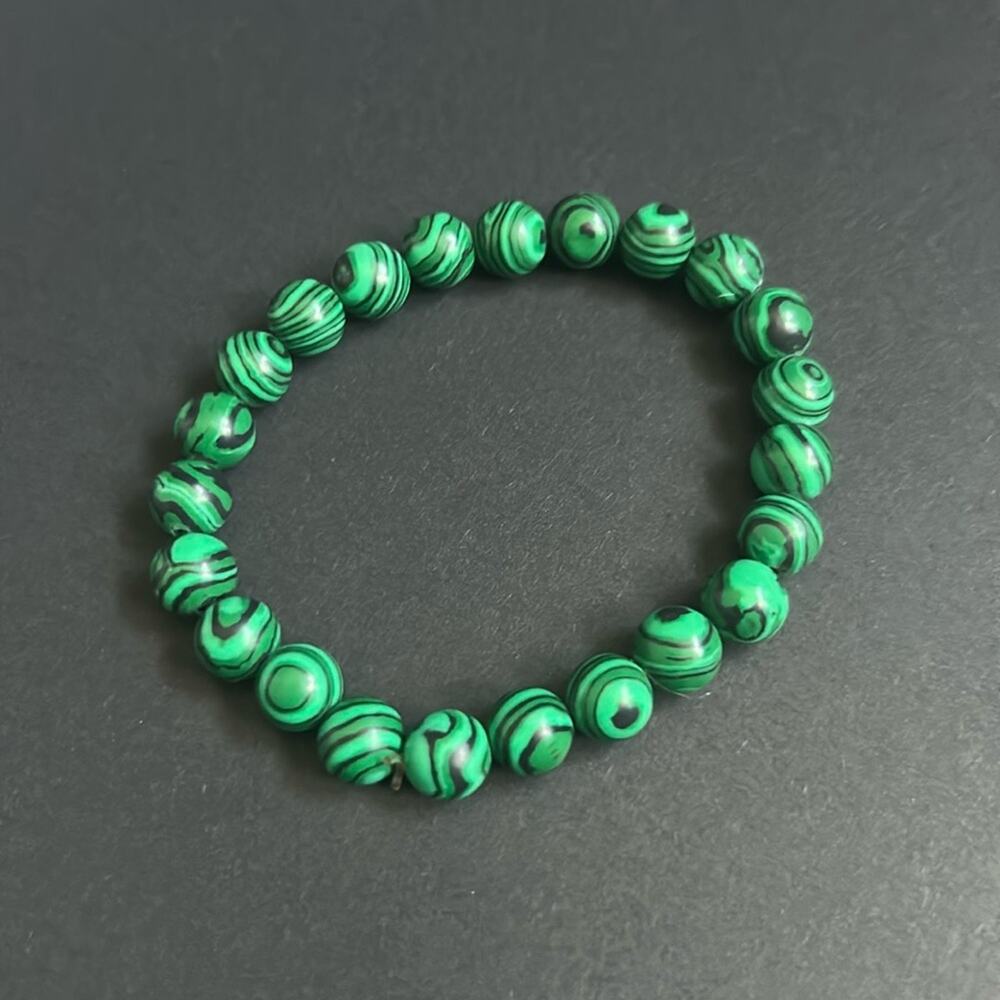 Women’s vintage green tone beaded bracelet one size measurements shown‎